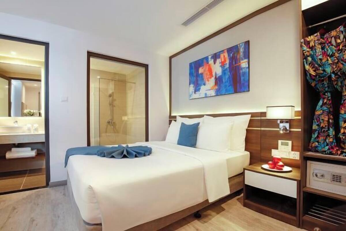 Premium bedding, minibar, in-room safe, desk