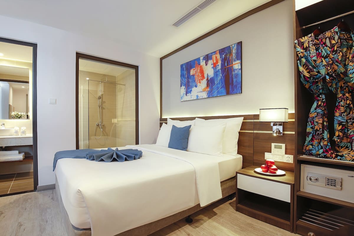 Superior Room, 1 Queen Bed | 1 bedroom, premium bedding, minibar, in-room safe