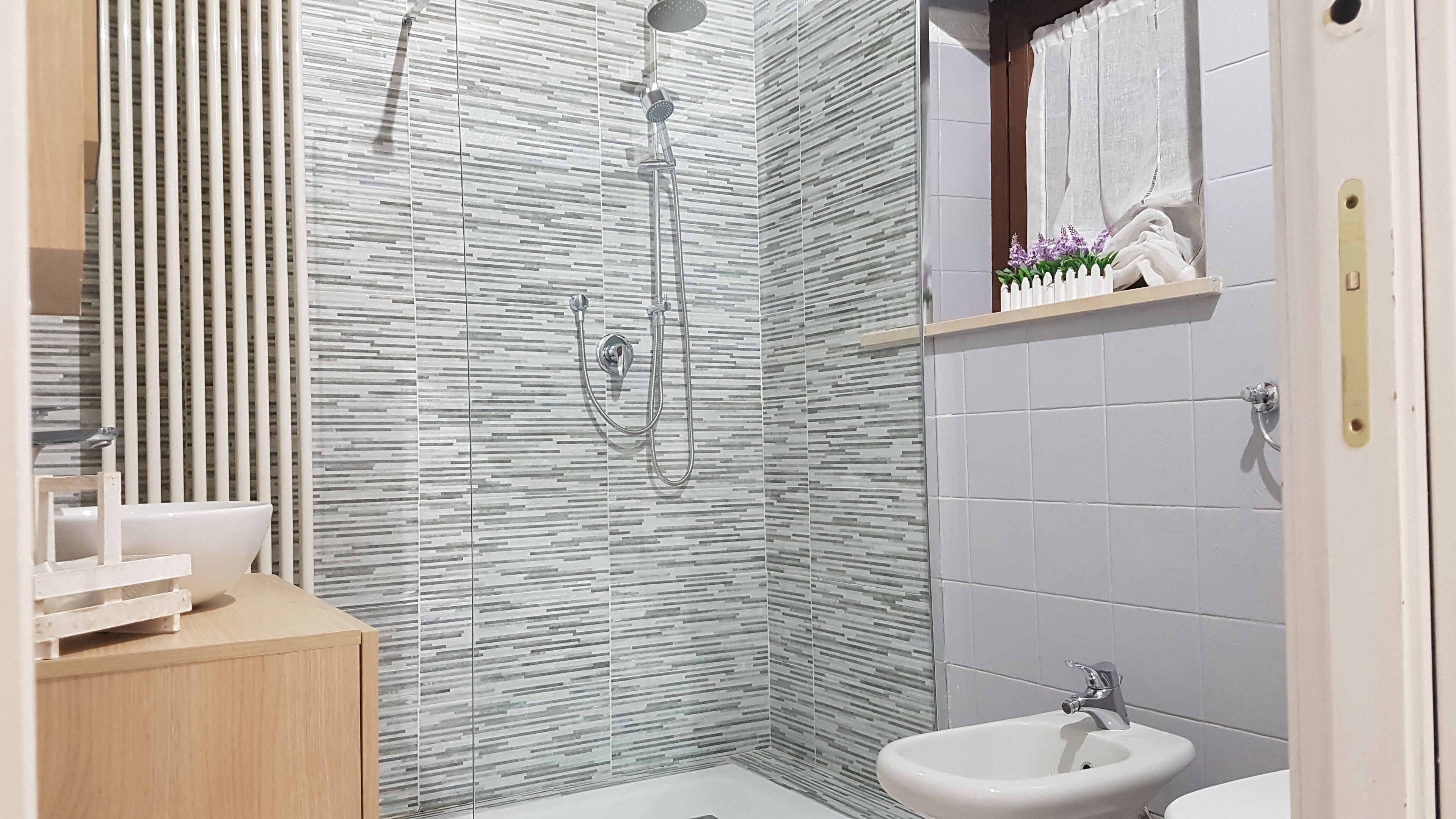 Habitación Deluxe | Baño | Ducha, secador de pelo, toallas y jabón