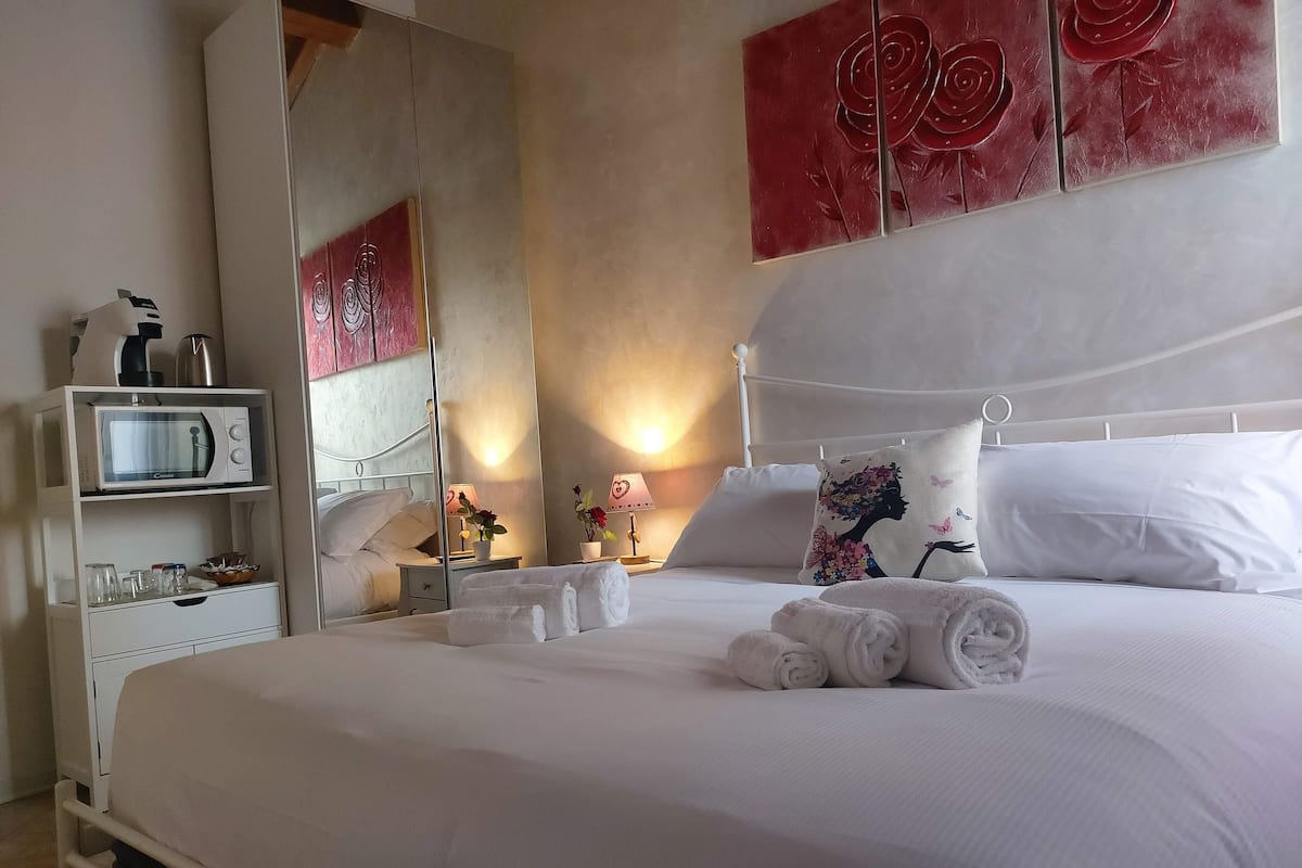 Habitación Deluxe | Ropa de cama de alta calidad y edredones de plumas