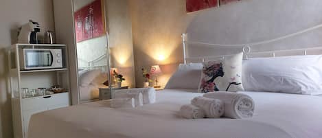 Deluxe kamer | Luxe beddengoed, donzen dekbedden, Tempur Pedic-bedden, gratis wifi