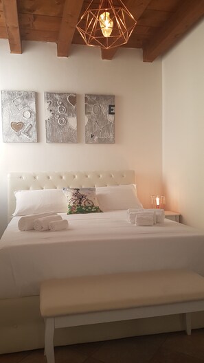 Premium bedding, down duvets, Tempur-Pedic beds, free WiFi - Palazzo Ponte Pietra (Verona)