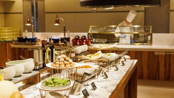 Daily buffet breakfast (JPY 3600 per person)