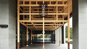 A building entrance with a wooden framework and a sign in Japanese. - Asakusa View Hotel Annex Rokku (Tokyo)