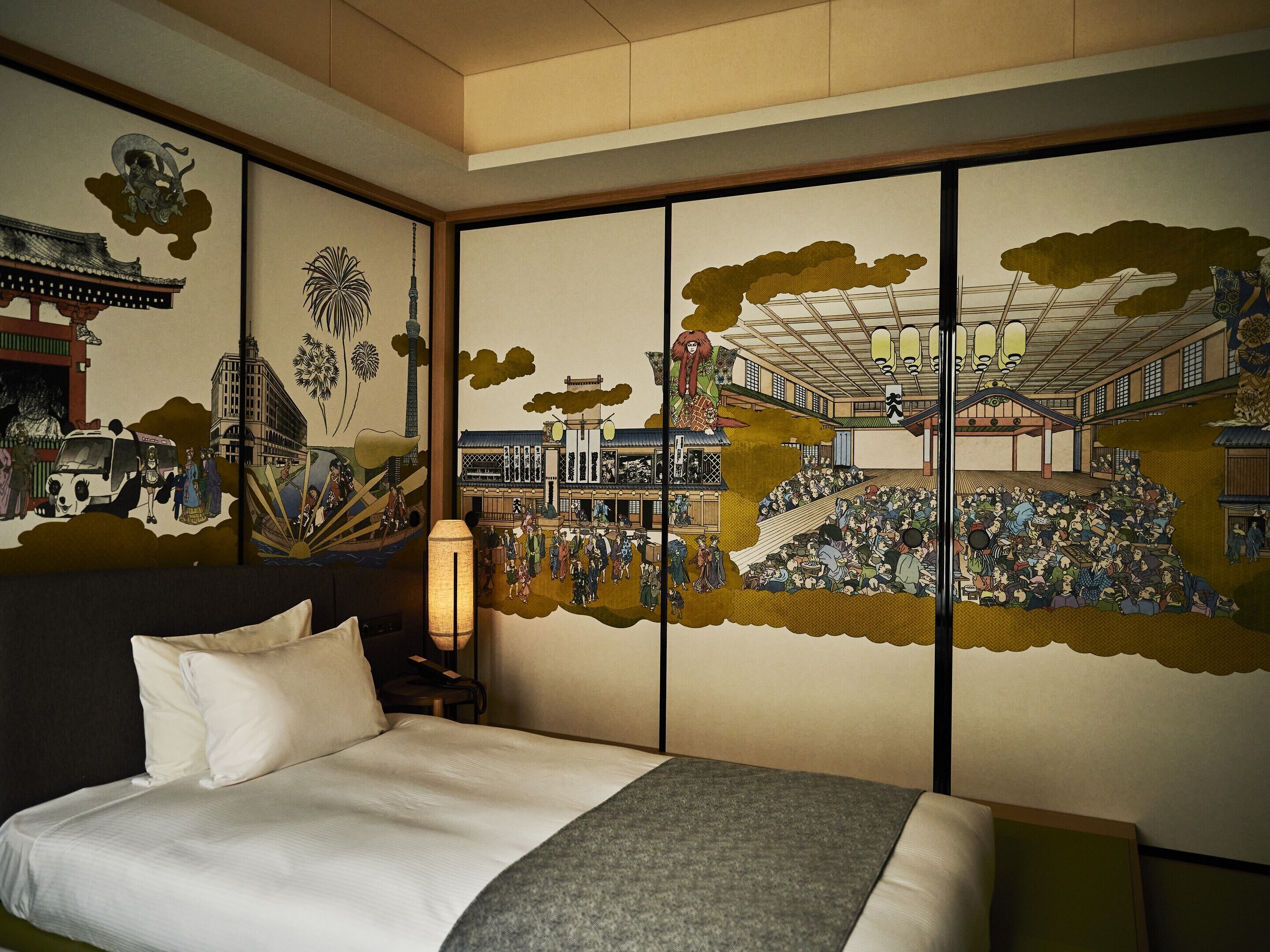 Ein traditioneller japanischer Raum mit Tatami-Boden, einem Bett mit weißer Bettwäsche und einer Schiebetür mit einem Wandgemälde, das historische Szenen zeigt.