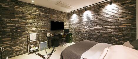 Escritorio, cortinas blackout, wifi gratis y ropa de cama