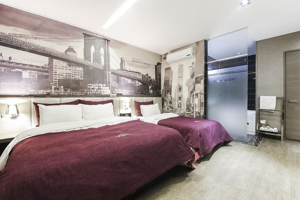 Escritorio, cortinas blackout, wifi gratis y ropa de cama