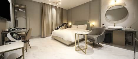 Escritorio, cortinas blackout, wifi gratis y ropa de cama