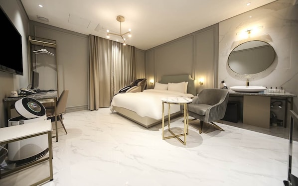 Design Double Room | Desk, blackout drapes, free WiFi, bed sheets - Lexy Hotel (Daejeon)