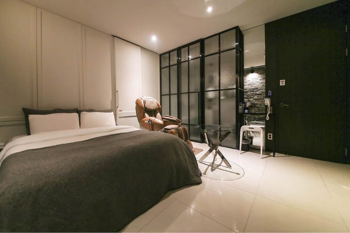 Escritorio, cortinas blackout, wifi gratis y ropa de cama