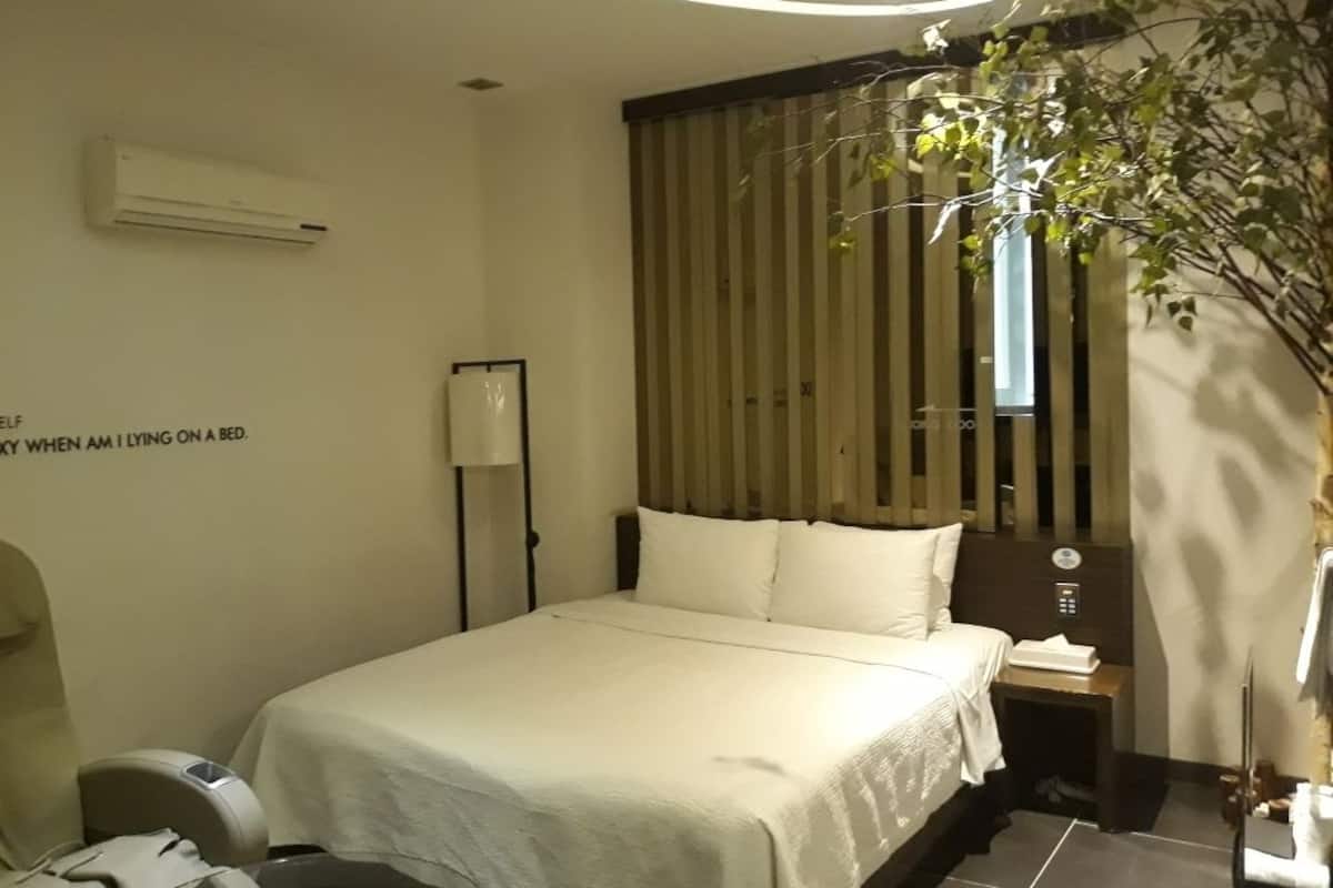 Escritorio, cortinas blackout, wifi gratis y ropa de cama