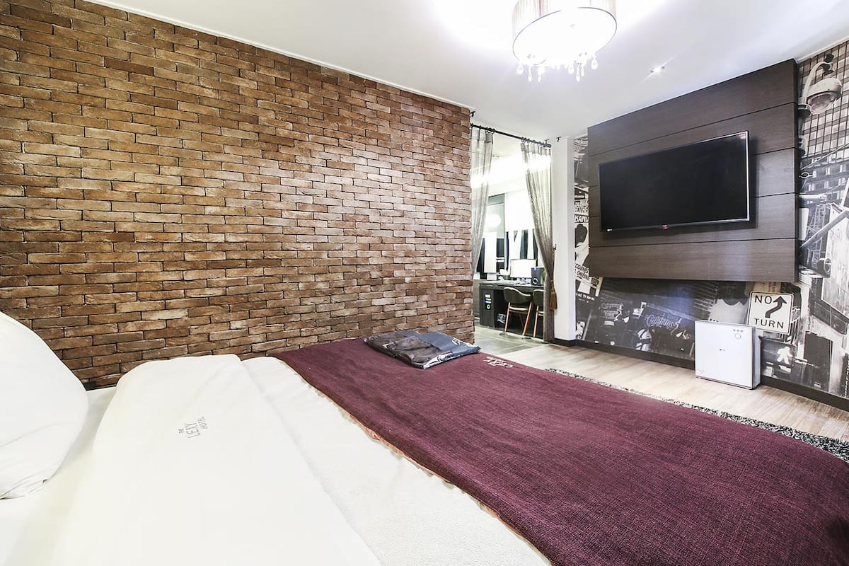 Desk, blackout curtains, free WiFi, bed sheets
