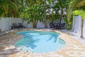 Piscina a l'aire lliure i piscina climatitzada 