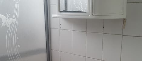 Un baño con inodoro, lavamanos y ventana.