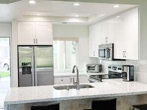 Frigorifero, microonde, forno, piano cottura