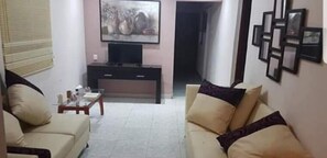 Departamento familiar | Sala de estar | Smart TV de 32 pulgadas con canales digitales y televisión 