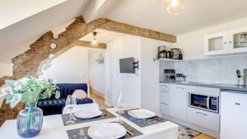 Réfrigérateur, batterie de cuisine, vaisselle et ustensiles