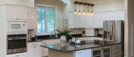 Réfrigérateur, micro-ondes, cafetière/bouilloire