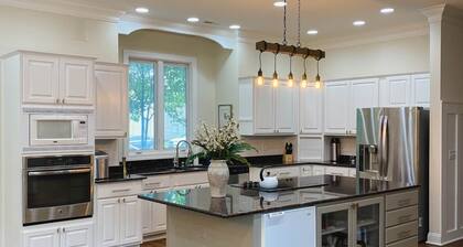 Yksityinen kuningatar-sviitti kylpyhuoneella Historic Lower Town Arts District -alueella!