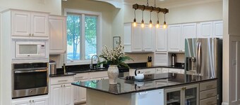 Viehättävä queen-sviitti, kylpyhuone ja parveke !! - upouusi uusinta!