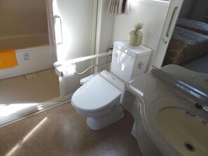 Separate bathtub and shower, hair dryer, electronic bidet, towels - Family Lodge Hatagoya Kitakyushuyahata (Kitakyushu)