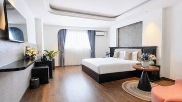 SUITE LUXURY | Minibar, brankas, didekorasi berbeda-beda, dan meja kerja