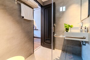 PREMIUM DOUBLE | Phòng tắm | Buồng tắm vòi sen, máy sấy tóc, dép đi trong nhà 