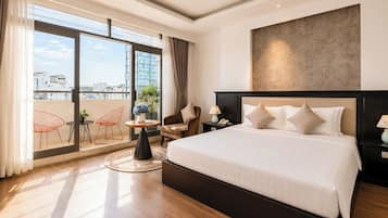 SUITE LUXURY | Minibar, brankas, didekorasi berbeda-beda, dan meja kerja