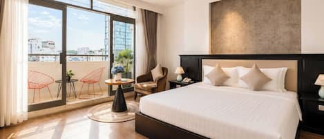 SUITE LUXURY | Minibar, in-room safe, individually decorated, desk