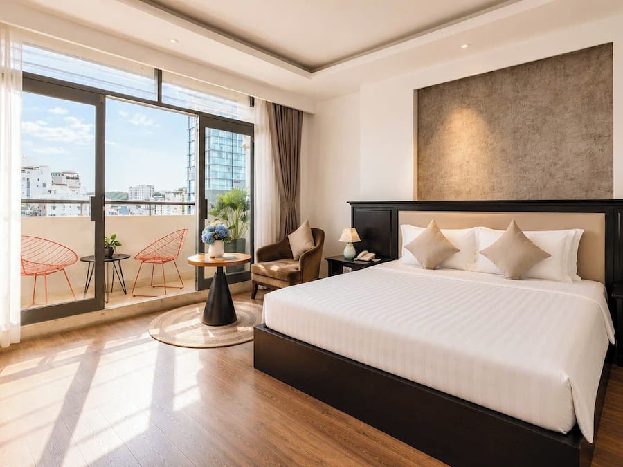 SUITE LUXURY | Minibar, in-room safe, individually decorated, desk