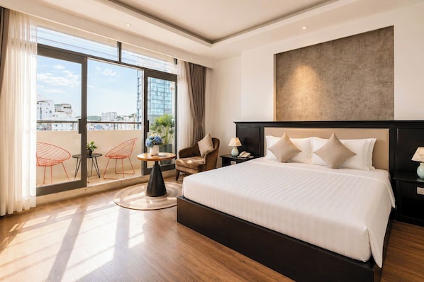 SUITE LUXURY | Minibar, két bảo mật tại phòng, trang trí khác biệt, bàn