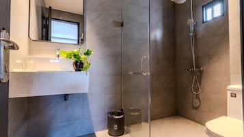 PREMIUM DOUBLE | Bathroom | Shower, hair dryer, slippers, bidet