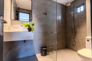 PREMIUM DOUBLE | Phòng tắm | Buồng tắm vòi sen, máy sấy tóc, dép đi trong nhà 