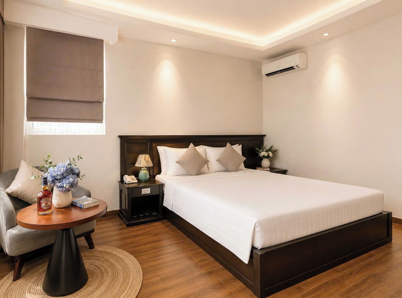 DELUXE DOUBLE | Minibar, in-room safe, individually decorated, desk