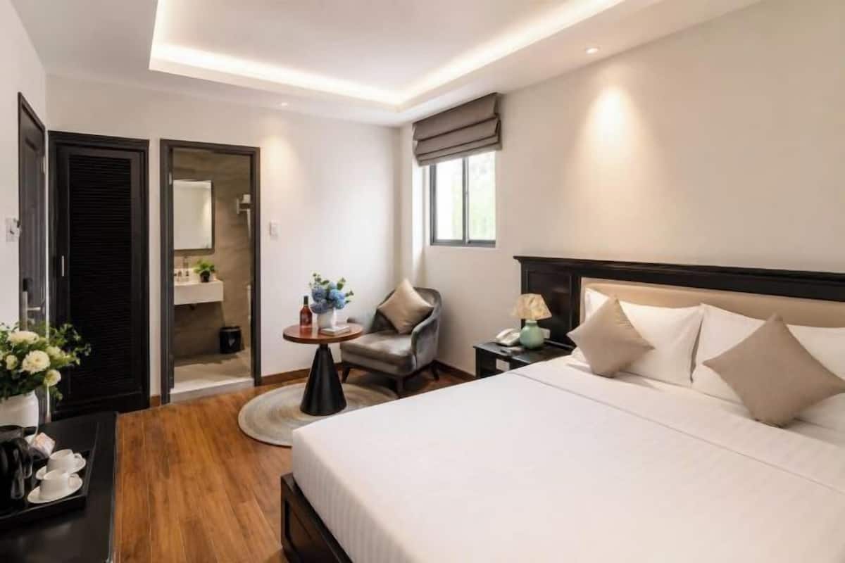 Minibar, két bảo mật tại phòng, bàn, màn/rèm cản sáng