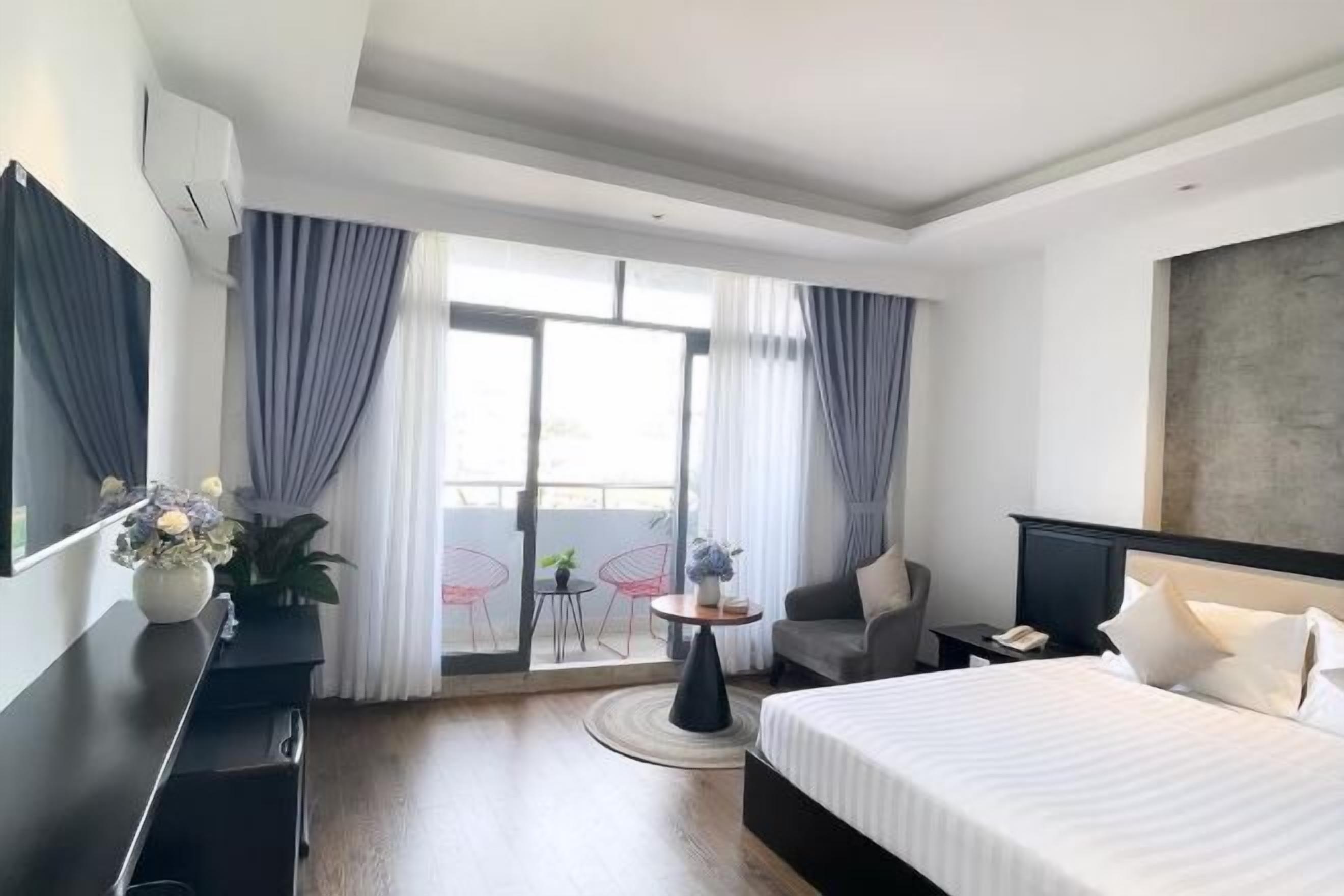 Minibar, in-room safe, individually decorated, desk