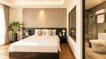 SUITE LUXURY | Minibar, brankas, didekorasi berbeda-beda, dan meja kerja