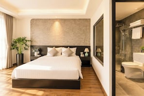 SUITE LUXURY | Minibar, két bảo mật tại phòng, trang trí khác biệt, bàn