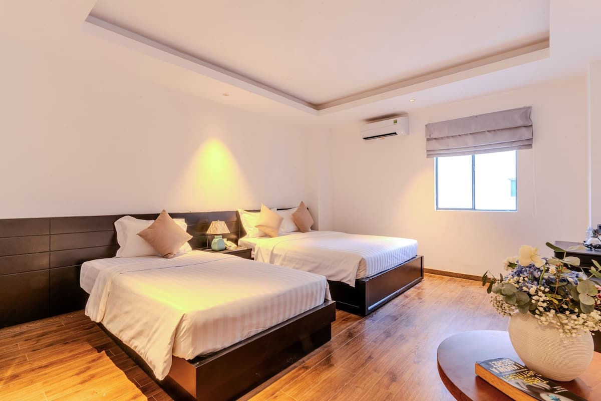 FAMILY WITH WINDOW | 1 bedroom, minibar, in-room safe, individually decorated