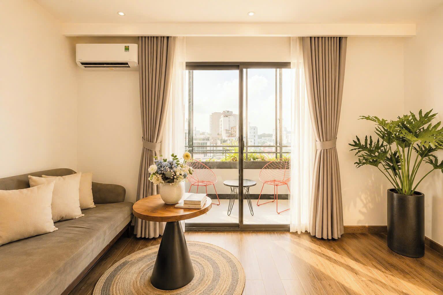 SUITE LUXURY | Minibar, in-room safe, individually decorated, desk