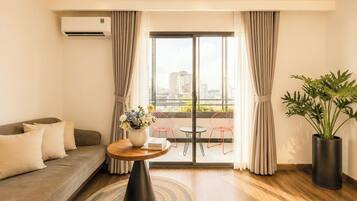 SUITE LUXURY | Minibar, in-room safe, individually decorated, desk