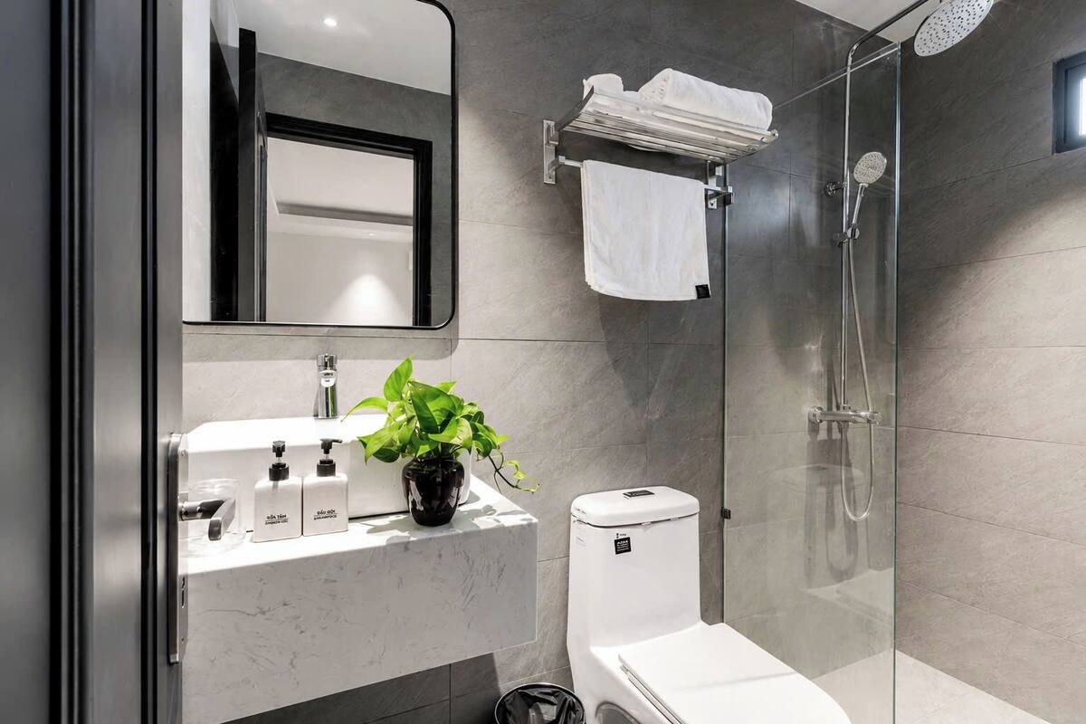 PREMIUM DOUBLE | Phòng tắm | Buồng tắm vòi sen, máy sấy tóc, dép đi trong nhà