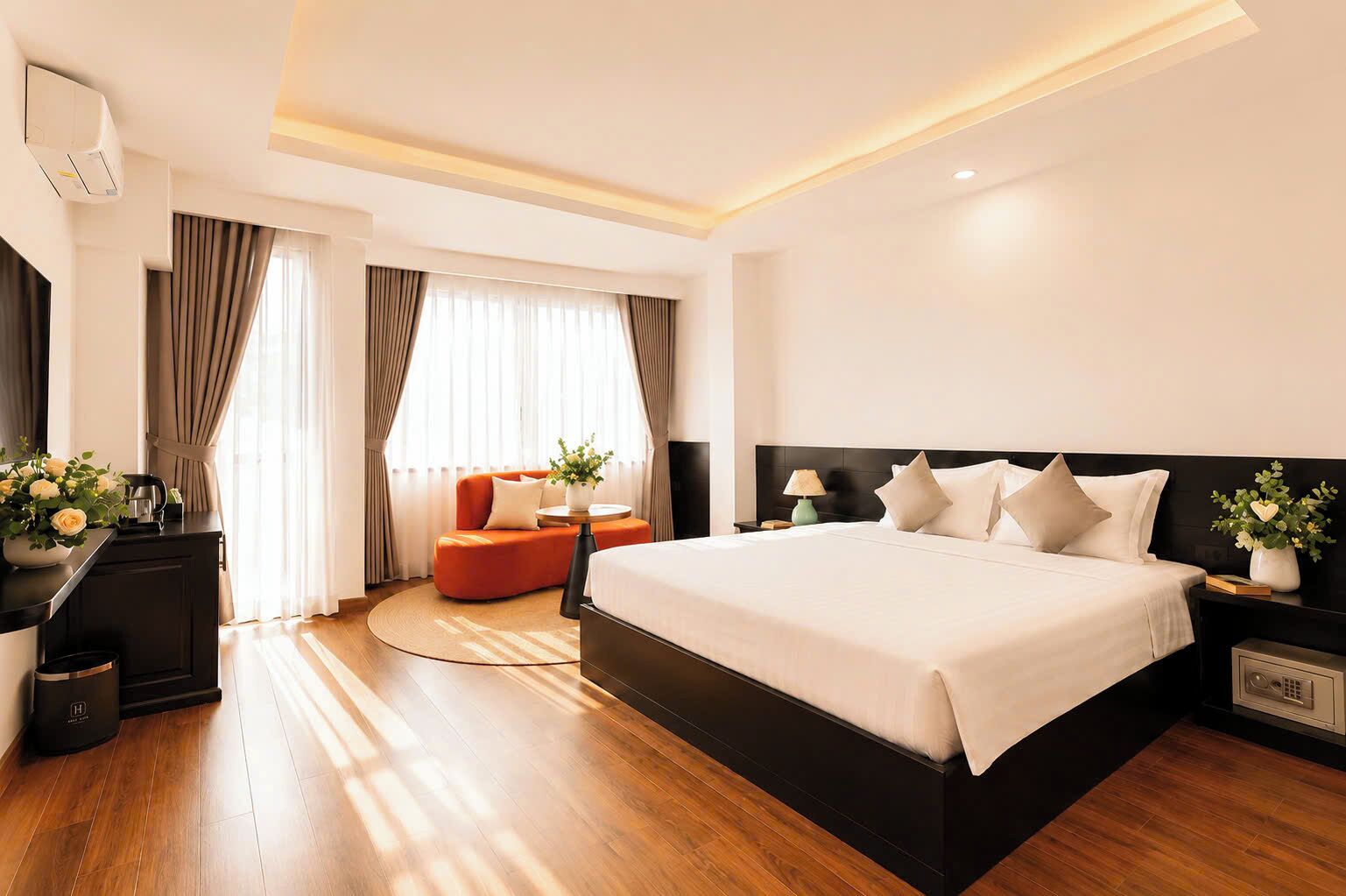 SUITE PARK VIEW | Minibar, in-room safe, individually decorated, desk