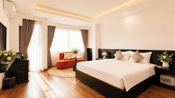 SUITE PARK VIEW | Minibar, in-room safe, individually decorated, desk
