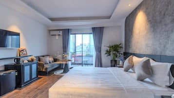 SUITE LUXURY | 1 bedroom, minibar, in-room safe, individually decorated