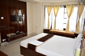 Deluxe Room | Desk - Roopkatha Hotel Kalimpong (Kalimpong)
