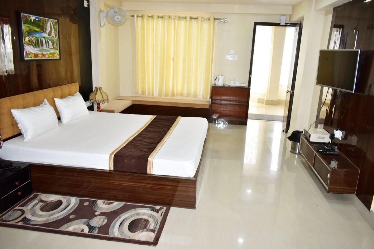 Luxury Room | Desk