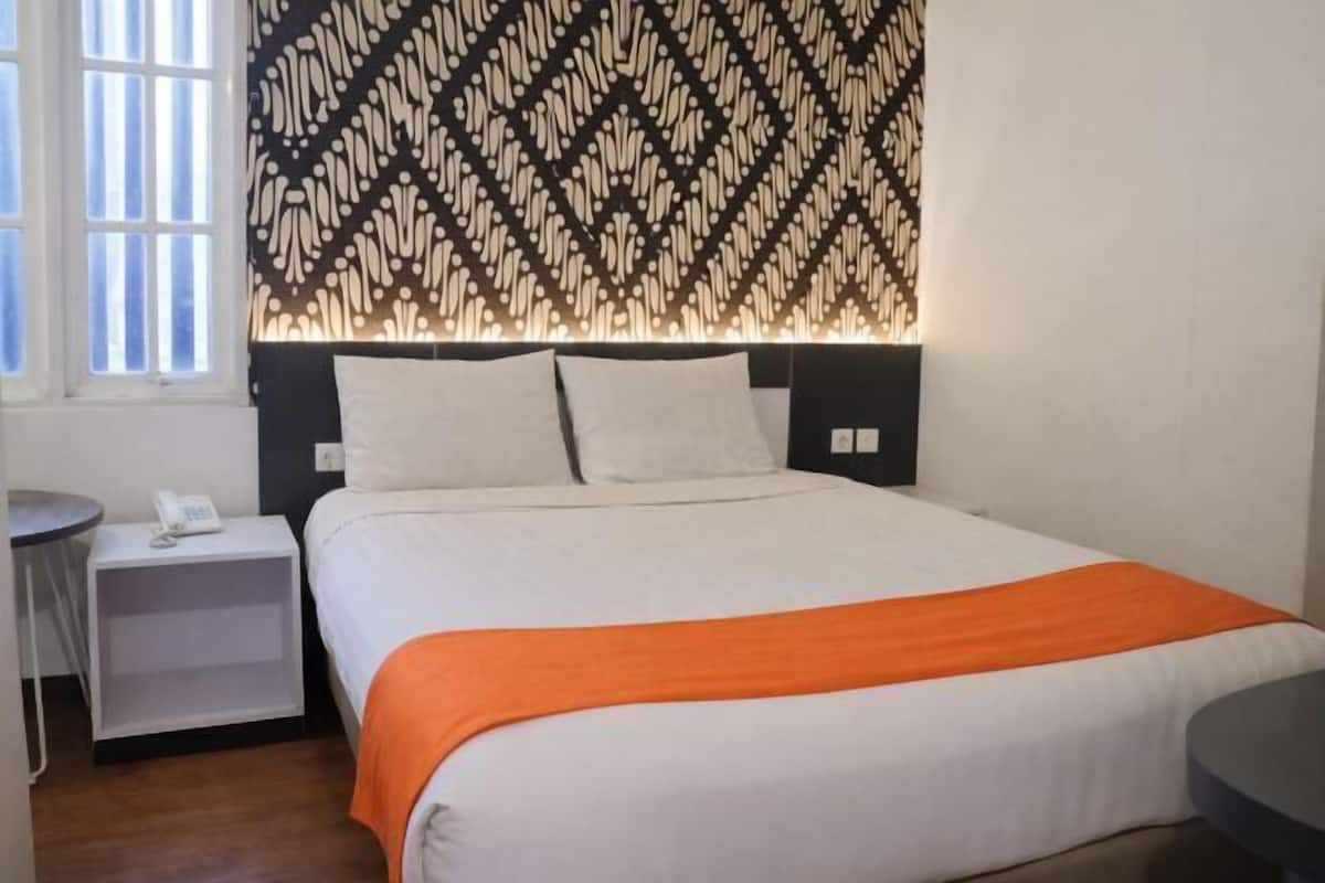 Desk, soundproofing, free WiFi