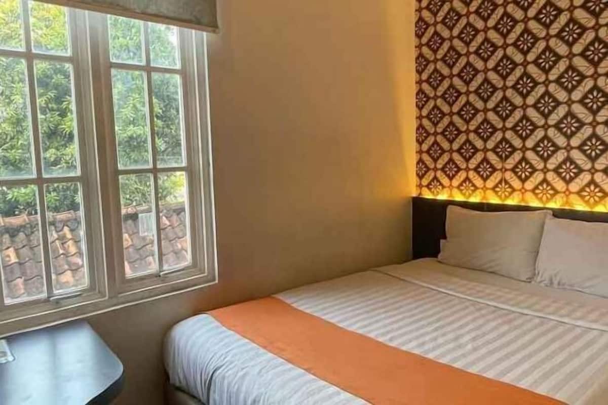 Desk, soundproofing, free WiFi