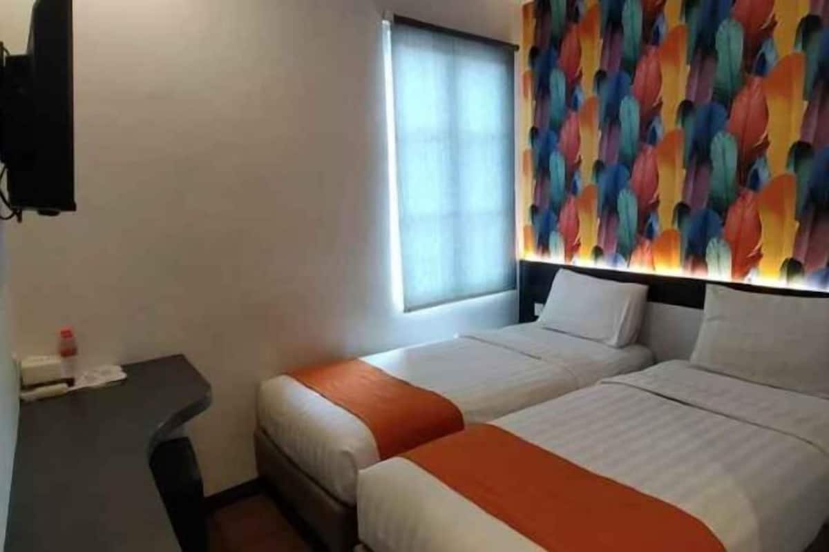 Desk, soundproofing, free WiFi